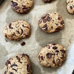 A picture of Date Chip Cookies.