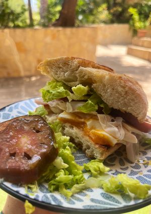 Una foto de Bocadillo de Pavo con Huevo poché y Parmesano