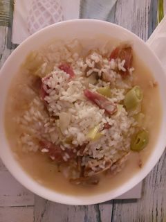 Una foto de Sopa de arroz con jamón y puerros