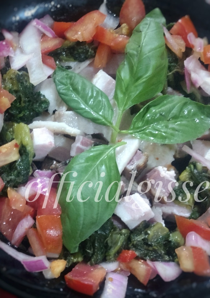 Una foto de Plato principal con panceta & salsa criolla con acelga y albahaca. (Para recibir año nuevo 🥂)