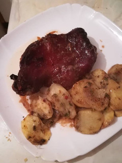 Una foto de Cochinillo fácil al orégano al horno con patatas