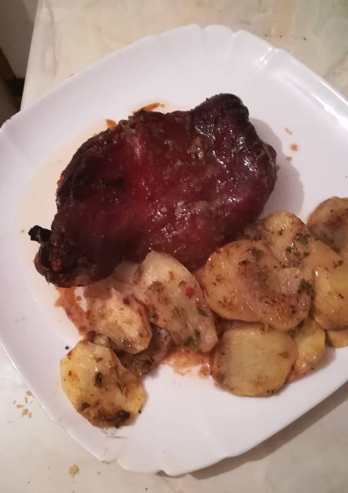 Una foto de Cochinillo fácil al orégano al horno con patatas