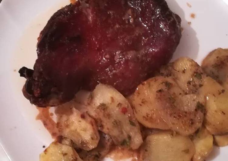 Cochinillo fácil al orégano al horno con patatas