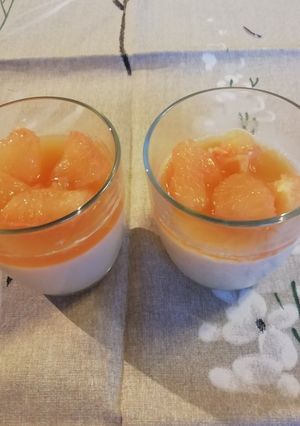 Une photo de Panacotta au lait d'amandes, gelée et morceaux de pamplemousse