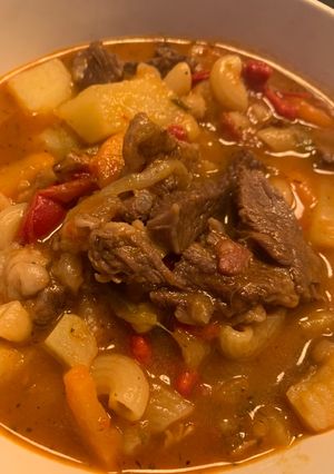 Una foto de Guiso de carne y fideos
