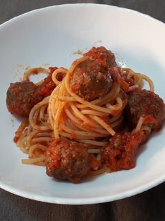 O poză a rețetei Spaghetti cu polpette (chifteluțe).