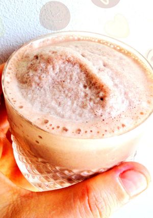 Una foto de Smoothie de chocolate súper cremoso, natural, sano, sin grasa, sin azúcar y sin crema!