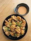 Chicken karage dengan saus sriracha