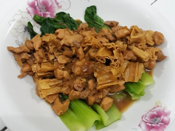 Easy Steps to Prepare Recipes Pokcoy Siram Ayam Saus Tiram the Delicious Tasty.