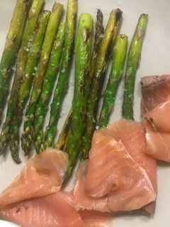 Una foto de Espárragos trigueros con salmón ahumado