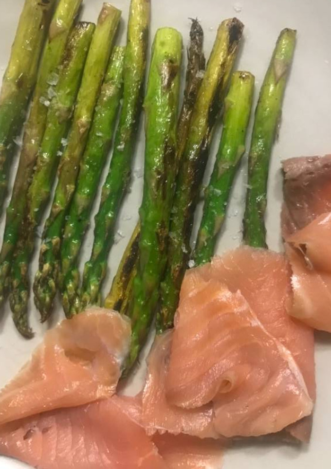 Una foto de Espárragos trigueros con salmón ahumado