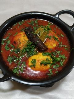 रेस्टॉरंट स्टाईल अंडा करी (anda curry recipe in marathi) रेसिपी चे मुख्य फोटो