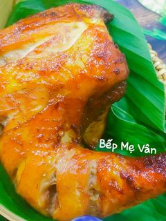 Hình của món Đùi gà nướng nồi chiên không dầu gồm má và đùi gà (da gà,thịt gà và xương gà).