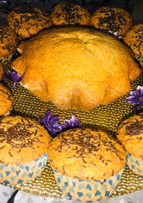 Una foto de Magdalenas deliciosas con limón y chocolate 😋🧁🥧
