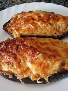 Una foto de Berenjenas rellenas de carne y verduras con bechamel gratinado