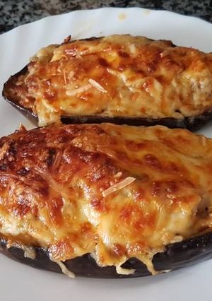 Una foto de Berenjenas rellenas de carne y verduras con bechamel gratinado
