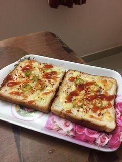கார்லிக் சீஸீ பிரட் டோஸ்ட் (Garlic cheesy bread toast recipe in tamil) செய்முறை முக்கிய புகைப்படம்