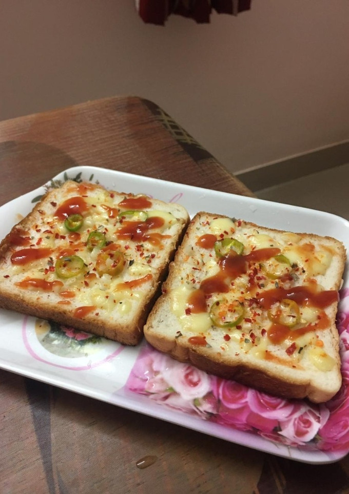 கார்லிக் சீஸீ பிரட் டோஸ்ட் (Garlic cheesy bread toast recipe in tamil) செய்முறை முக்கிய புகைப்படம்