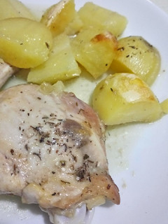 Una foto de Contramuslos sin piel al horno con patatas