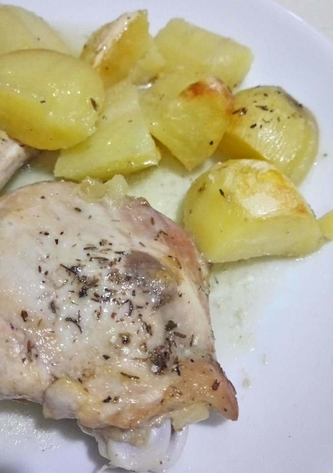 Una foto de Contramuslos sin piel al horno con patatas