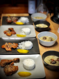 Una foto de Cena tailandesa: Pollo Thai & Sopa Thai de coco y pollo