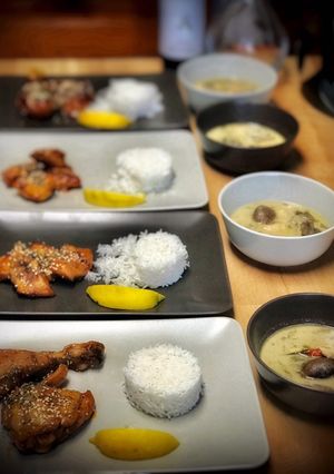 Una foto de Cena tailandesa: Pollo Thai & Sopa Thai de coco y pollo