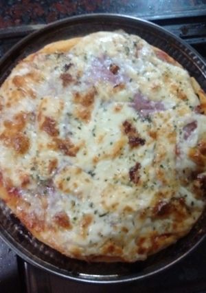 Una foto de Mi pizza casera de jamón y queso