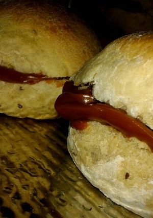 Una foto de Pan de anís con dulce de leche🍞