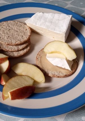 A picture of Brie, Apple & Honey 'Quick Snack'.