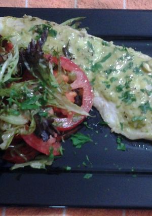 Una foto de Lenguado al horno con salsa agria de limón