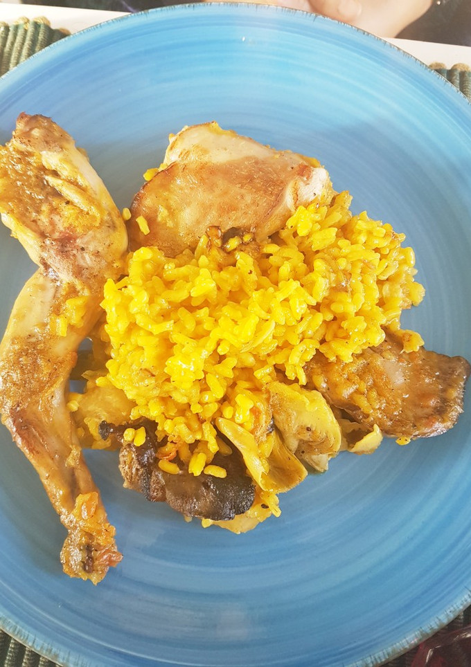 Una foto de Paella de conejo y alcachofas