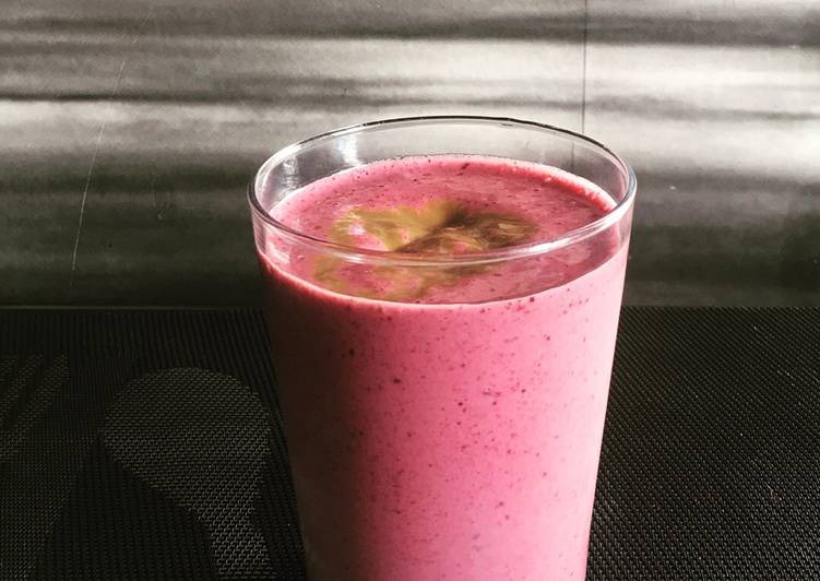 Smoothie de frutos rojos con peanut