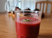 Una foto de gazpacho remolacha