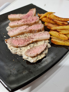 Una foto de Secreto ibérico con Champiñones a la mostaza de Dijon
