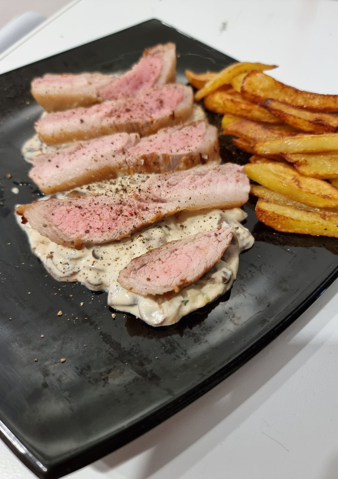 Una foto de Secreto ibérico con Champiñones a la mostaza de Dijon