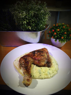 Una foto de Pollo al horno sobre parmentier de patatas