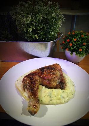 Foto principal de Pollo al horno sobre parmentier de patatas