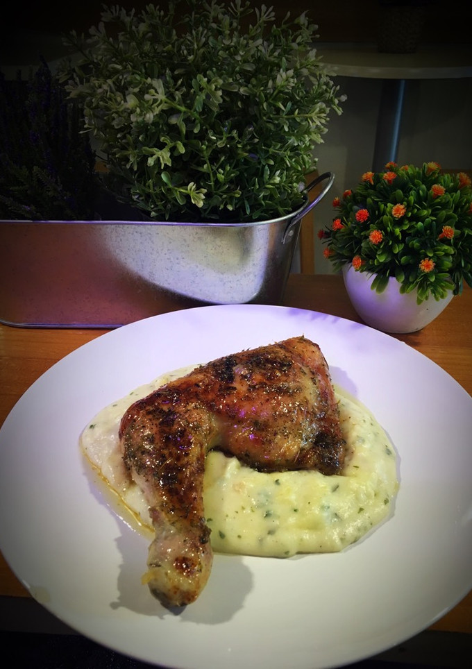 Una foto de Pollo al horno sobre parmentier de patatas