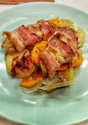 Baconbe tekert csirkemell, fűszeres sütőtökös krumplival sütve recept fotója