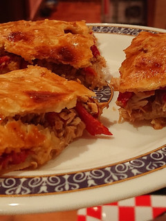 Una foto de Empanada de atún y pimiento 🌶 rojo