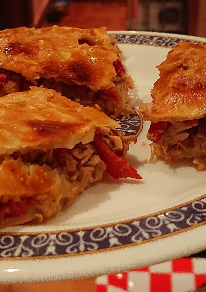 Una foto de Empanada de atún y pimiento 🌶 rojo