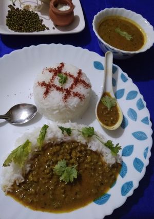 A picture of Khatte Moong.