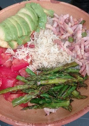 Foto principal de Poke de jamón cocido con nueces y espárragos