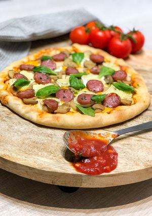 O poză a rețetei Pizza cu ciuperci și cârnăciori.