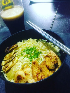 Una foto de Ramen de pollo picante 🍜🍺
