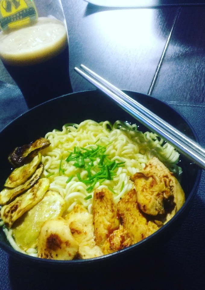 Una foto de Ramen de pollo picante 🍜🍺