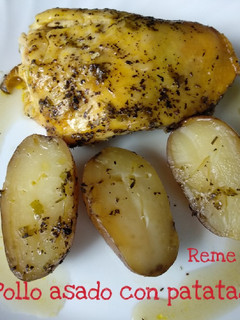 Una foto de Pollo asado con patatas en olla de cocción lenta