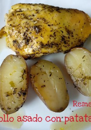 Una foto de Pollo asado con patatas en olla de cocción lenta