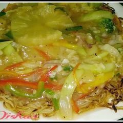 A picture of Noodles with veg soup.