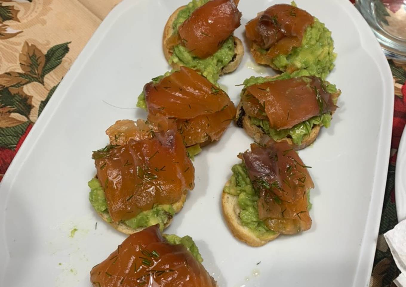 Tosta de aguacate y salmón ahumado